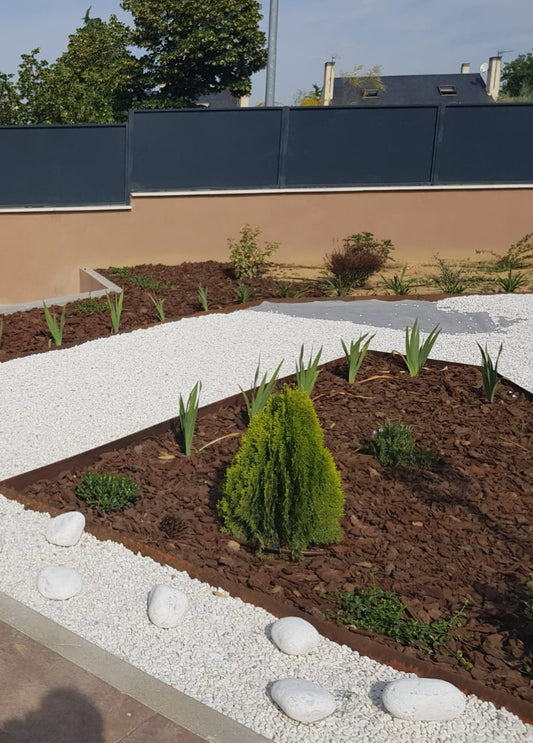 Borduras de acero corten en jardín