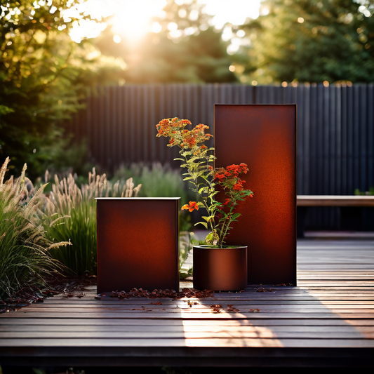 Elementos de acero corten oxidados en un jardín