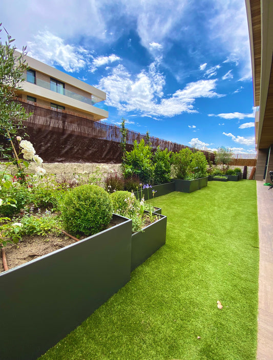 Jardineras en jardín bajo