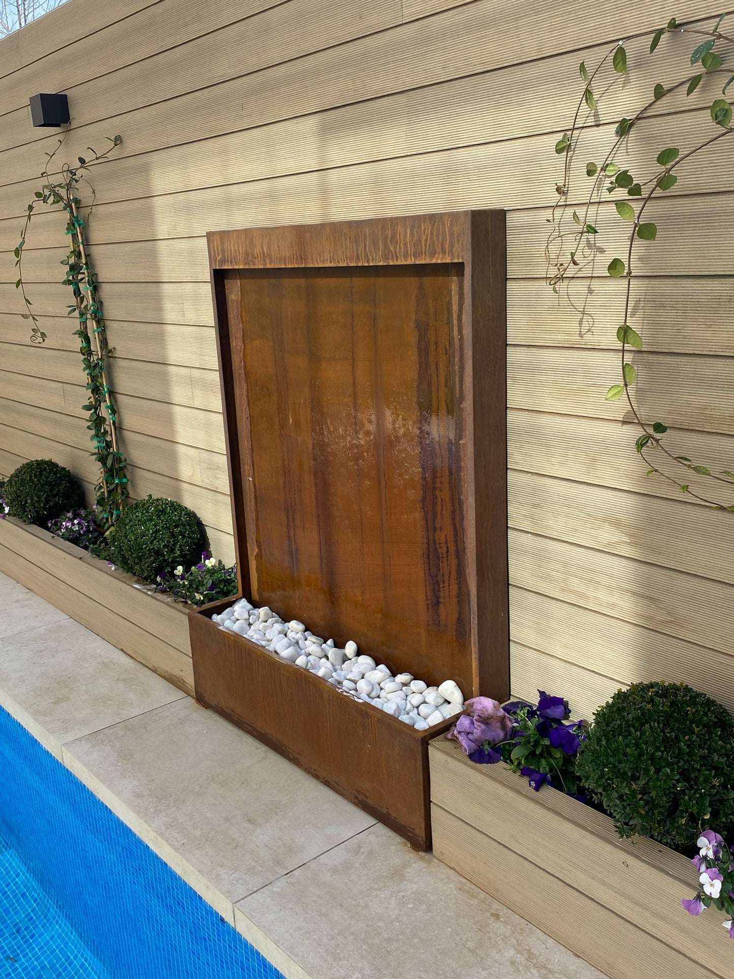 Fuente de acero corten con cortina de agua