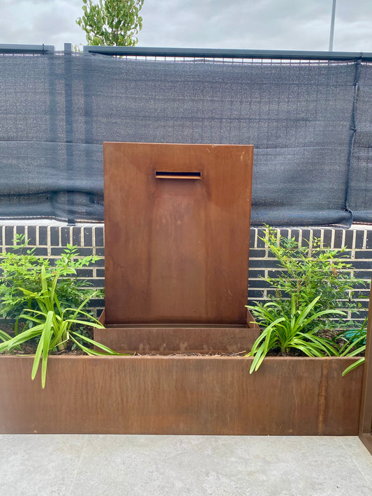 Fuente de acero corten en jardin