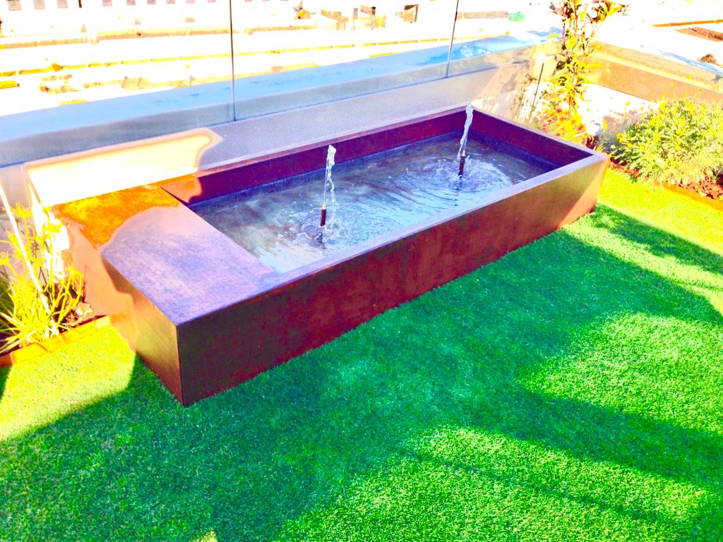 Fuente de acero corten en terraza