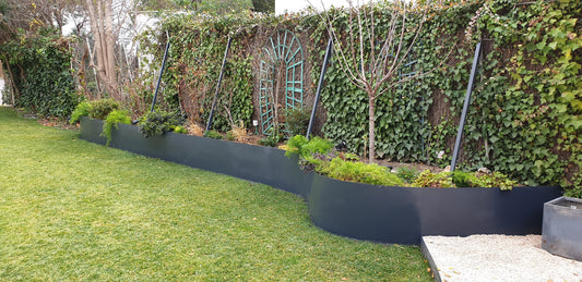 Bordura de color gris antracita en jardín