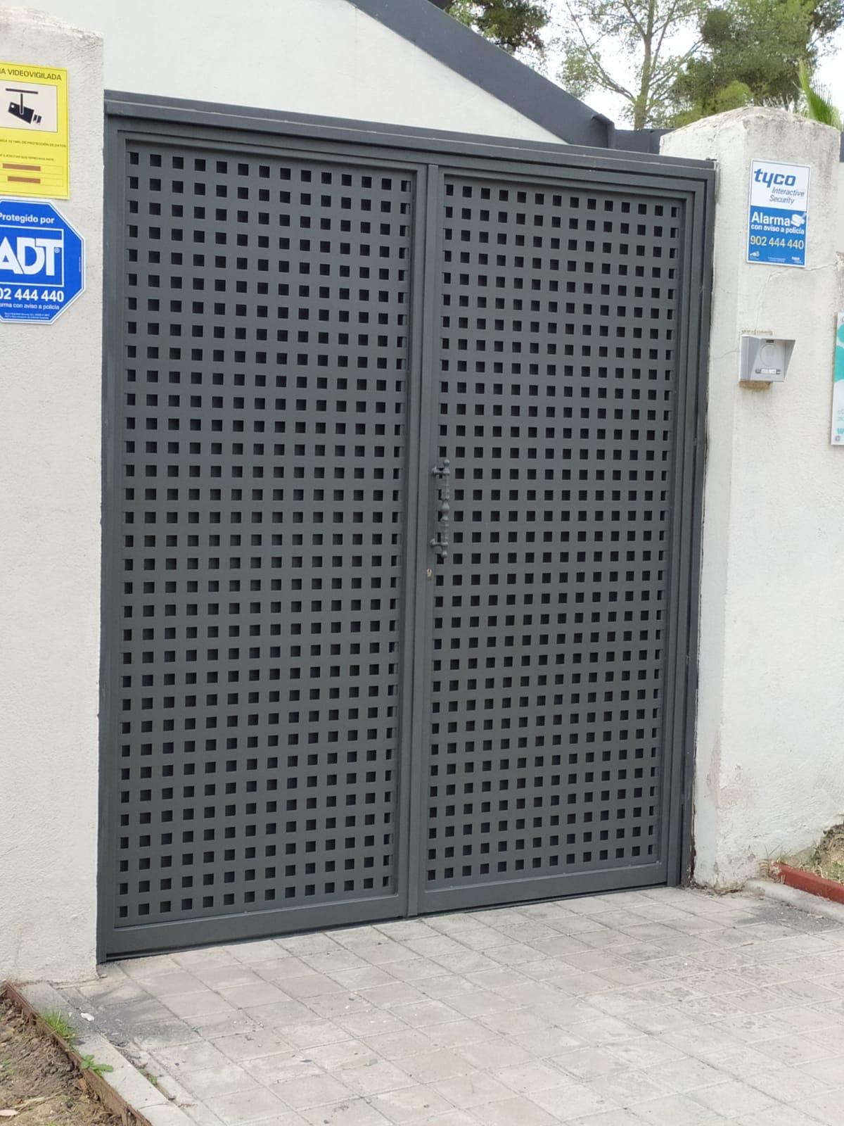 puerta de acero instalada