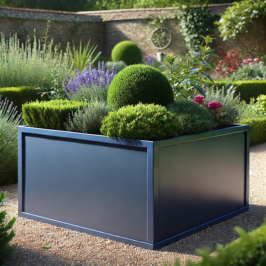 Jardinera rectangular de acero lacado en azul marino estilo inglés clásico en un jardín elegante