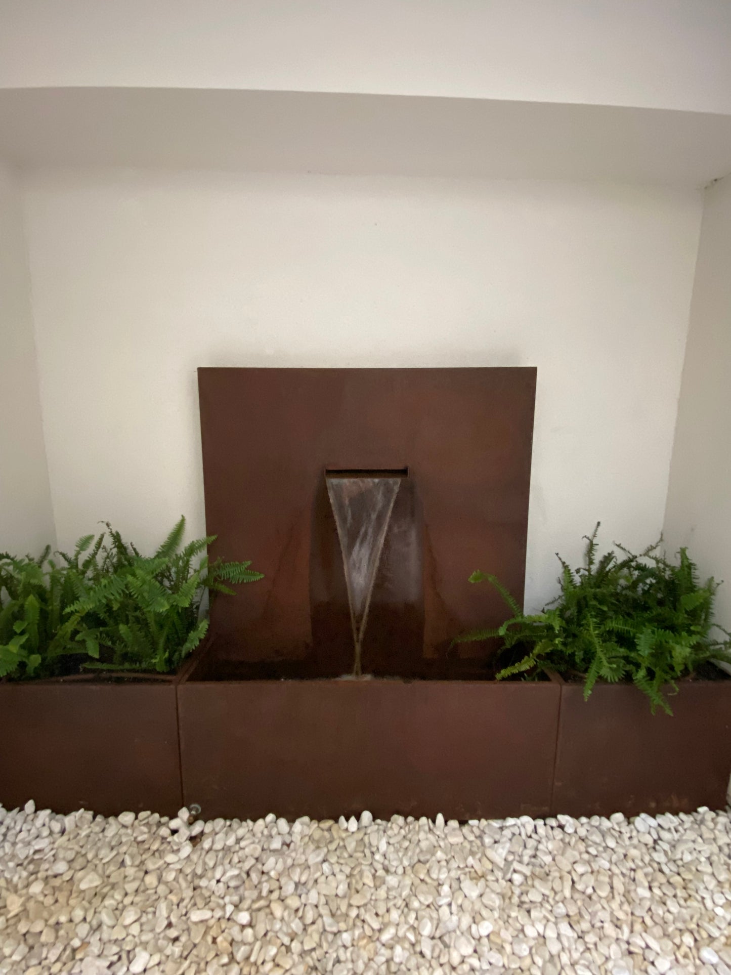 Fuente de acero corten con cascada
